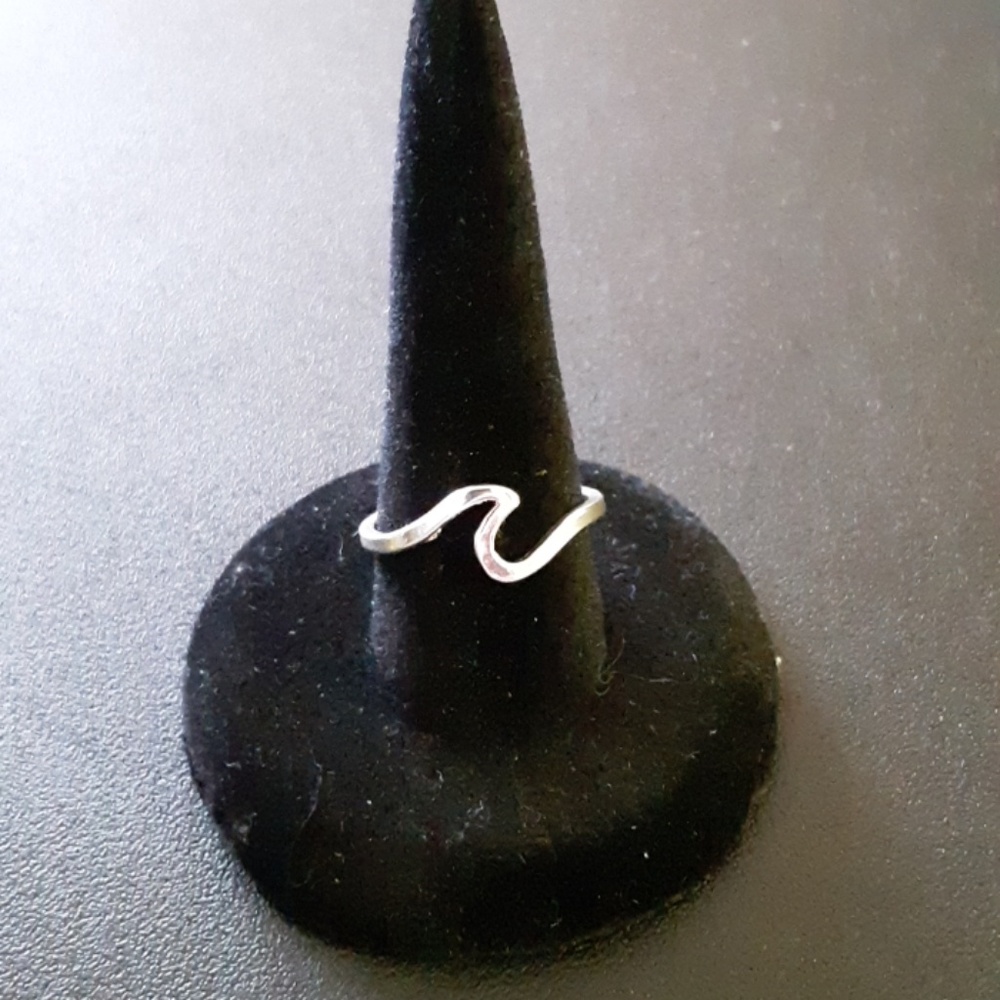 🌊 Dainty Wave Ring- silver tone - Picture 4 of 8